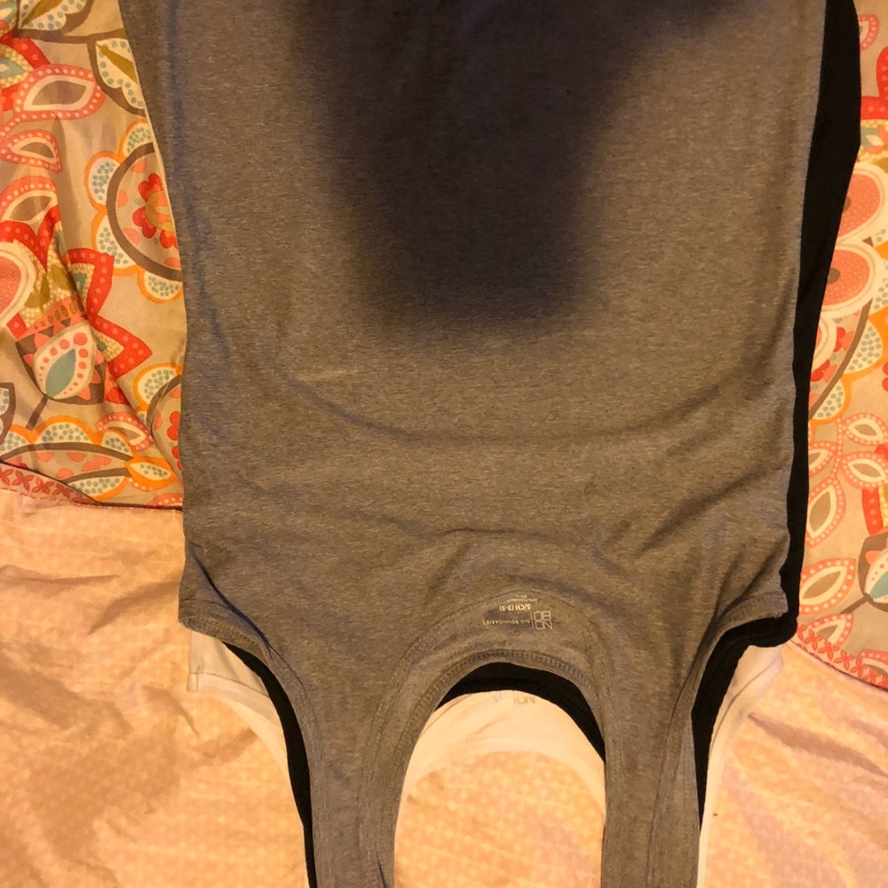 2 tee shirts 4 tanks size sm/med